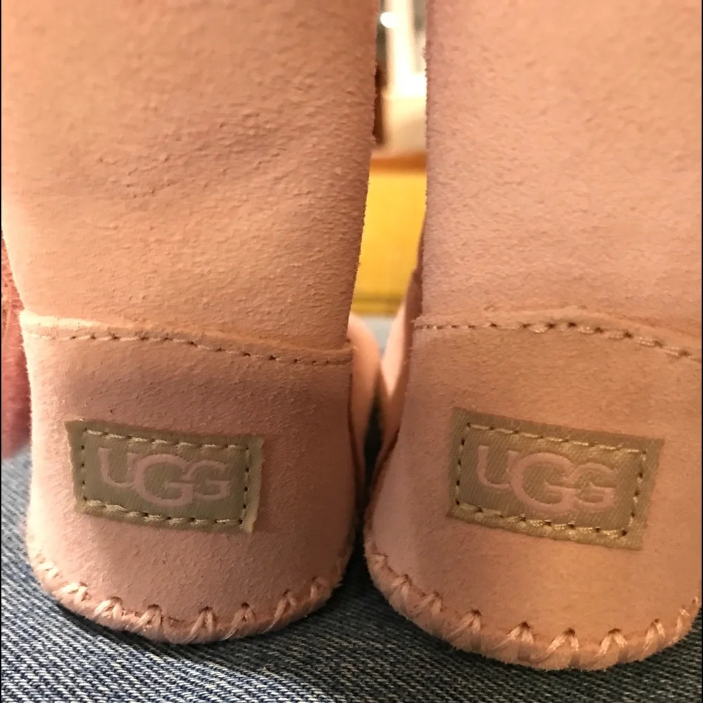 NEW UGG ERIN BABY PINK CRIB BOOTIES SIZE 01 EUC